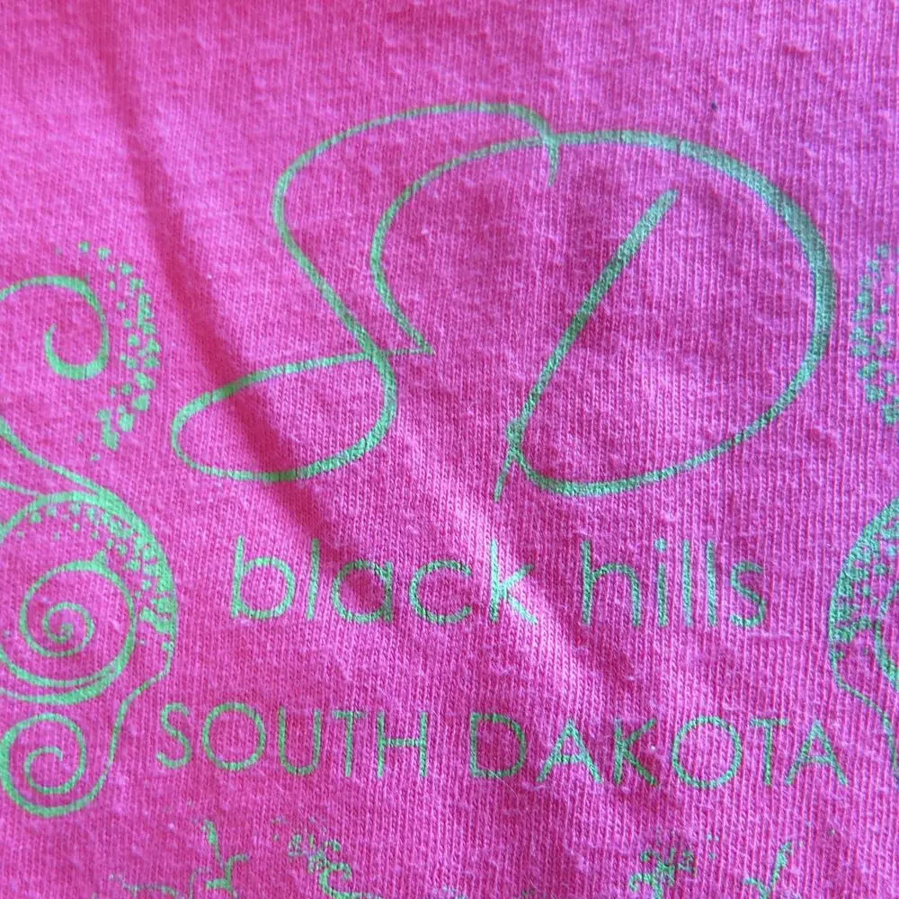 Gildan BLACK HILLS SOUTH DAKOTA T Shirt Size L Women Short Sleeve Pink Casual